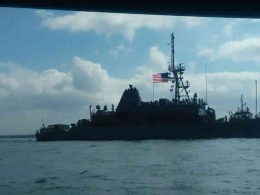 Kapal Perang AS yang berada di Tanjung Benoa pemandangan gratis yang tidak setiap hari di dapatkan (foto dokpri)