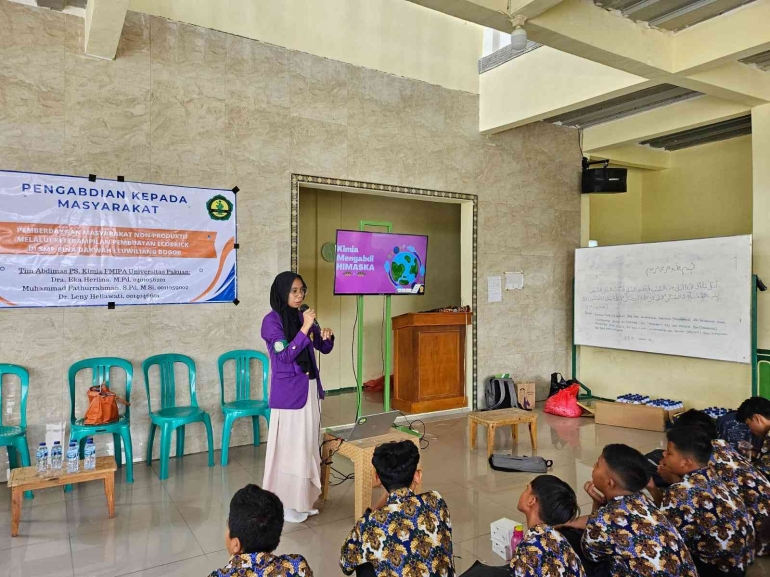 Gambar 8 Mahasiswa sedang menceritakan pengalamannya dalam membuat ecobrick (Dokpri)