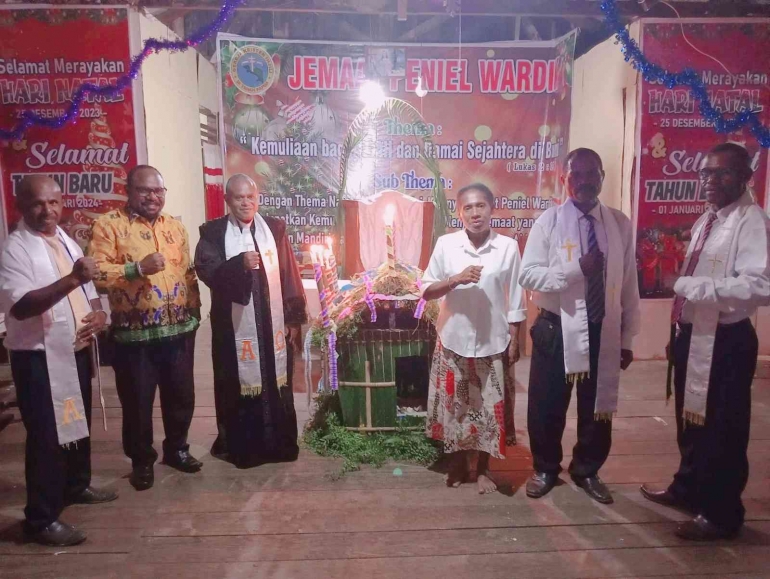 Ketua Klasis GKI Teminabuan, Pdt. Timotius Sagisolo, S.Th , Setelah Memimpin Ibadah Malam Kudus dan Berpose bersama PHMJ Peniel Wardik ( Dok : Fardo )