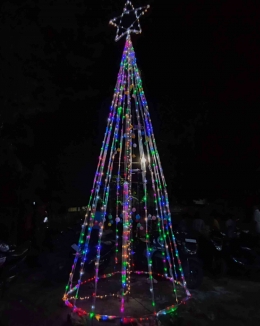 Potret pohon natal di depan Gereja Sonhalan Niki-Niki. Gambar: dokumentasi Imanuel Lopis.