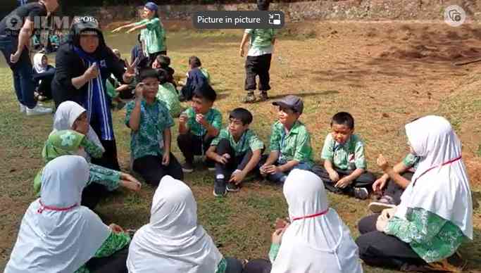 Image source: School Public Relations (Students of Al Azhar Islamic Elementary School 9 Kemang Pratama, English Camp activities)
