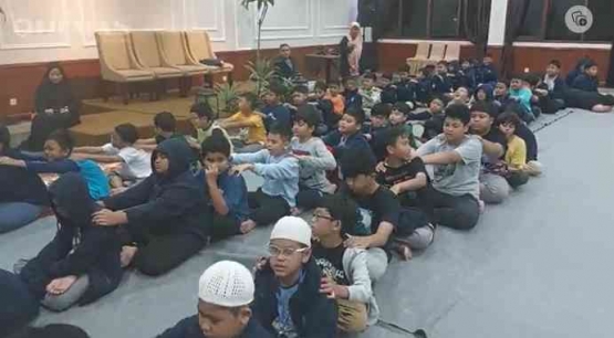 Image source: School Public Relations (Students of Al Azhar Islamic Elementary School 9 Kemang Pratama, English Camp activities)