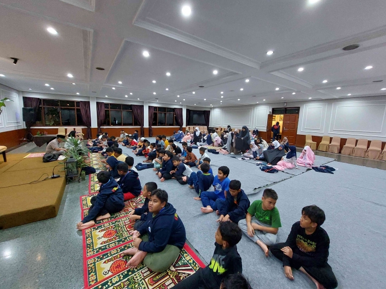 Image source: School Public Relations (Students of Al Azhar Islamic Elementary School 9 Kemang Pratama, English Camp activities)