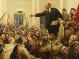 Lenin berpidato (sumber:www.corriere.it)