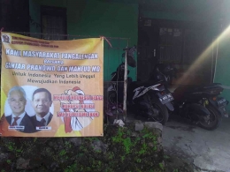 Pemasangan spanduk di rumah-rumah sebagai bentuk dukungan terhadap Ganjar Pranowo dan Mahfud MD di Pangalengan. Foto: Kang Fuad