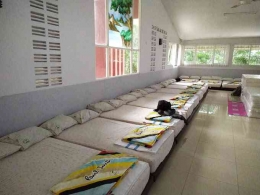 Kamar yang terletak di bagian atas aula dengan banyak kasur dan selimut. Sumber: Google (fransiskus andi)