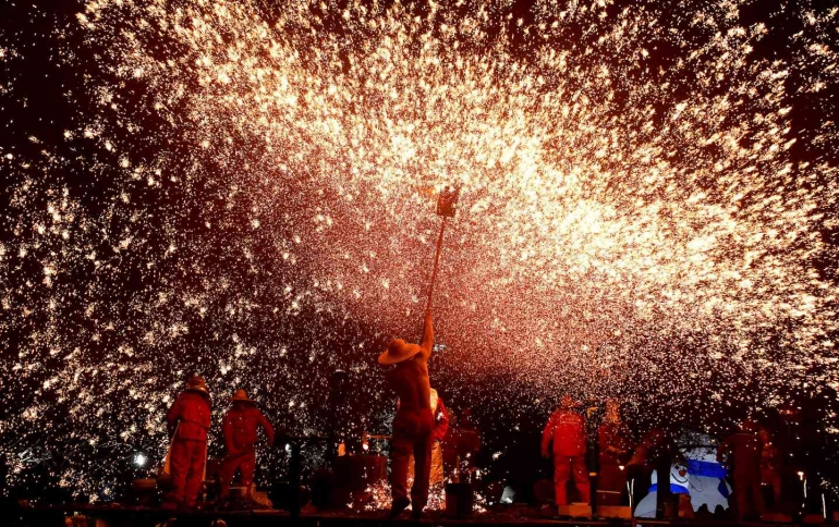 Sumber: Molten iron fireworks (chinadaily.com.cn)