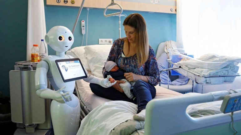 Gambar 3. Contoh Penerapan AI (Robot) dalam Perawatan PasienSumber:, https://monsterar.net