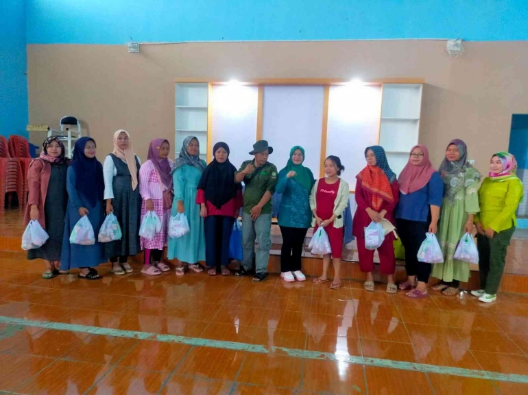 Sosialisasi Kelas Ibu Hamil dan Pembagian Makanan Bergizi Untuk Ibu Hamil Desa Cikadu, Foto Diambil dari Mahasiswa P2Mb UPI Sumedang (Dok. pribadi)