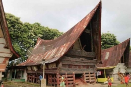 Peninggalan sejarah ruma bolon, istana Raja Sibandang Ompu Raja Hutsa Rajagukguk dan penerusnya. (Foto: Kompas.com/Gabriella Wijaya)