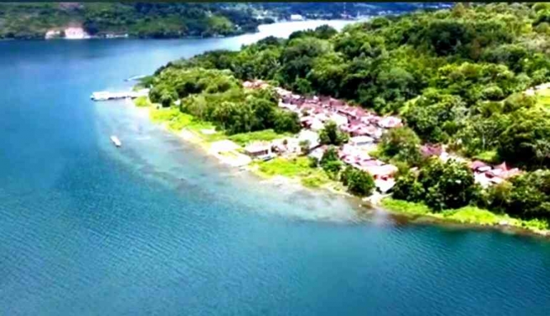 Desa Sibandang di pesisir Pulau Sibandang, Kaldera Toba (Sumber; Tangkapan layar Youtube Sean Design)