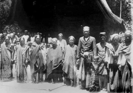 Ompu Raja Hunsa Rajagukguk (keempat dari kanan) bersama keluarganya (Sumber: Collectie Tropenmuseum/wikimedia.org)