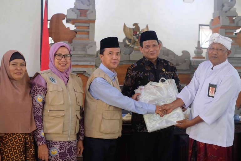 Senator Perwakilan Bali ini didampingi oleh MUI Provinsi Bali bidang PPLH dan beberapa Staff Ahli DPD RI Bambang Santoso, Rabu (27/12) (Dokpri)