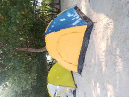 Ilustrasi tenda di Pantai Pasir Perawan, Pulau Pari. (sumber gambar: dokpri)
