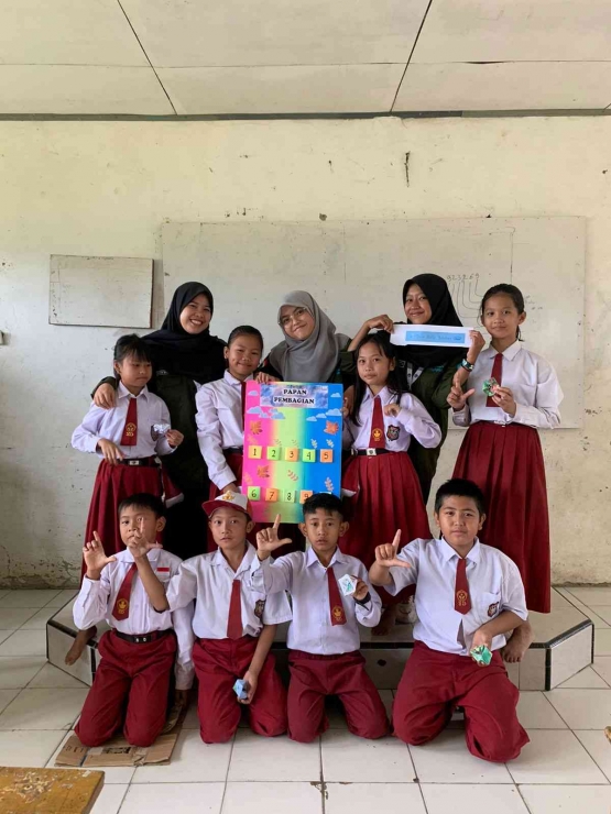 Kegiatan Membuat Media Belajar