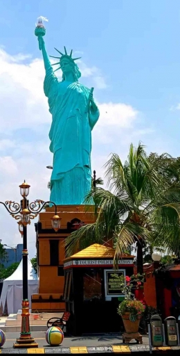 Patung Liberty(Amerika) dalam  Peresmian Replika Monas, Bigben dan Ikon Dunia di Kota Madiun(dokpri)