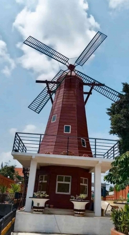 Kincir angin(Belanda) dalam Peresmian Replika Monas, Bigben dan Ikon Dunia di Kota Madiun(dokpri)