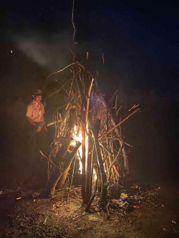 Penyalaan api unggun pada malam terakhir (foto: fb/tamansiswatanjungsari)