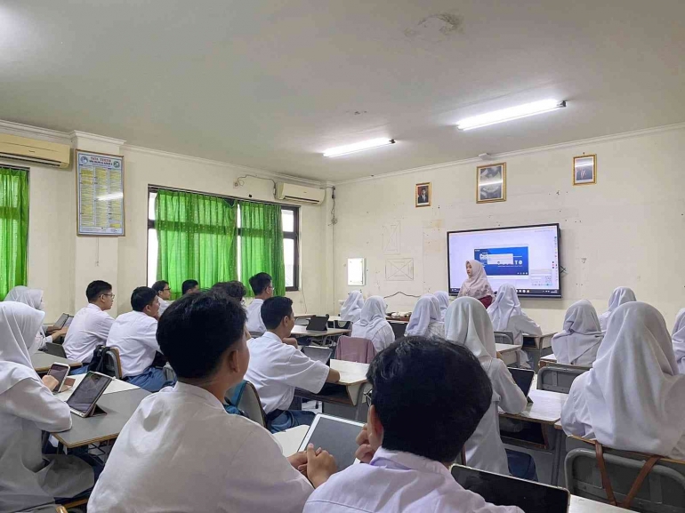 Image Source: Doc. School Public Relations (Students of Al Azhar Islamic High School 4 Kemang Pratama, Building Digital Civilization) 