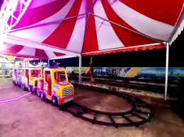 Kereta api mini di pasar malam (foto: dokumentasi pribadi)