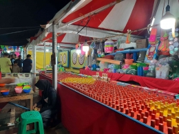 Arena ketangkasan menggelindingkan bola kecil di pasar malam (foto: dokumentasi pribadi)