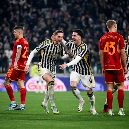 Adrien Rabiot dan Dusan Vlahovic merayakan gol ke gawang AS Roma. Sumber: twitter resmi @juventusid