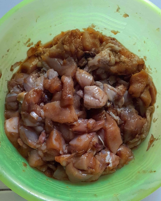 Daging ayam yang sudah dimarinasi dengan bumbu halus (Dok.Pri. Siska Artati)