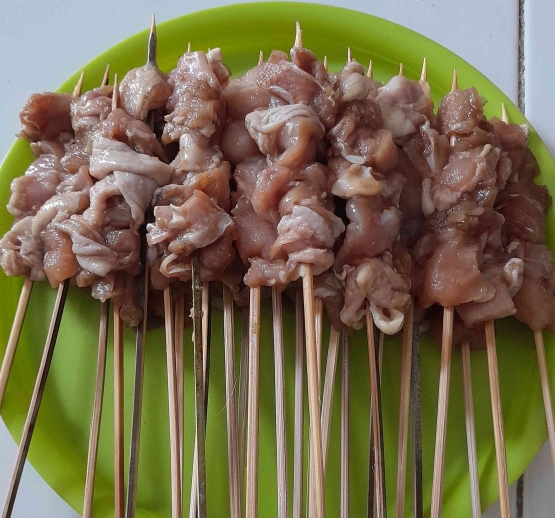 Persiapan daging ayam untuk sate (Dok.Pri. Siska Artati)