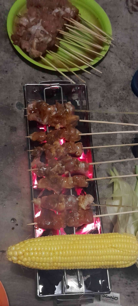 Bakar sate ayam dan jagung (Dok.pri. Siska Artati)