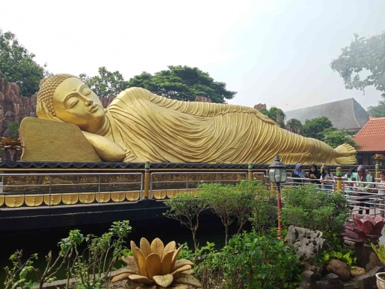 Patung Buddha tidur di Siti Inggil, Bejijong, Trowulan, Mojokerto. Foto : Kenia Pakpahan.