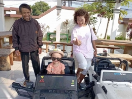 Anak bayi main mobil-mobilan bersama Mbah | dokumentasi pribadi 