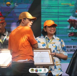 Kepala Balai TN Tanjung Puting menerima penghargaan dari Dirjen KSDAE pada puncak HKAN 2023 - Akun Instagram @btn_tanjungputing