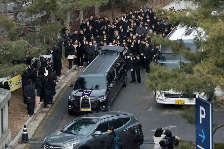 Suasana jelang pemakaman jenazah aktor Lee Sun Kyun di Gwangju, Korea. (Sumber foto: BBC)