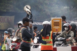 Komunitas Edan Sepur Kota Bandung sedang mengamankan jalan perlintasan kereta sekaligus melakukan penyuluhan (Foto: Muhammad fauzan)