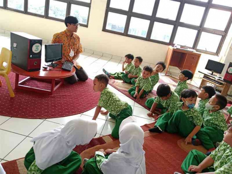 Image Source: Doc. School Public Relations (Al Azhar Islamic KB-TK 11 Kemang Pratama Students, Introducing Computers to Children)