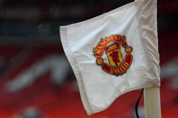 Logo Manchester United, pada bendera di salah satu titik sepak pojok, lapangan Stadion Old Trafford. Foto diambil pada Minggu (12/4/2015). (AFP Photo/Paul Ellis via Kompas.com)