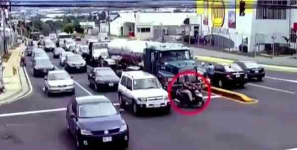 sepeda motor berada di titik blindspot truk sangat berbahaya sumber gambar inews