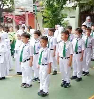 Image Source: Doc. School Public Relations (Students of Al Azhar Islamic Elementary School 6 Jakapermai (Introducing Discipline and Responsibility to
