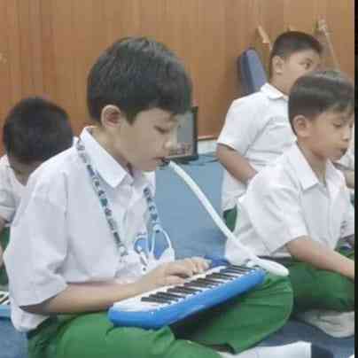 Sumber Gambar : Dok. Humas Sekolah (Murid SD Islam Al Azhar 6 Jakapermai, Berlatih seni musik)