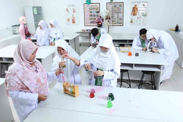 Image Source: Doc. School Public Relations (Al Azhar Islamic Middle School Students 44 Grand Wisata, Science Education)