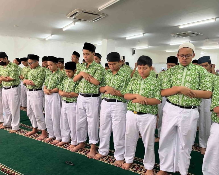Image Source: Doc. School Public Relations (Al Azhar Islamic Middle School Students 44 Grand Wisata, Islamic Education)
