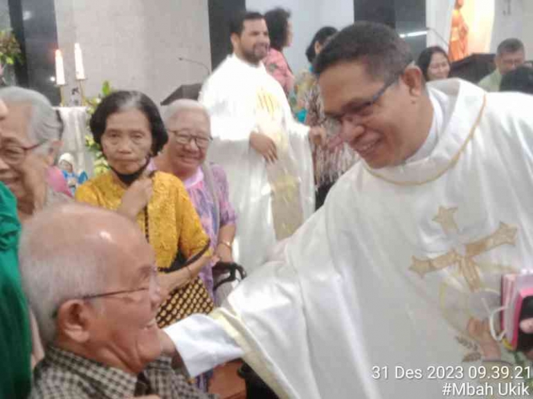 Seorang imam menyapa dan memberkati lansia saat setelah misa kudus. | Dokpri 