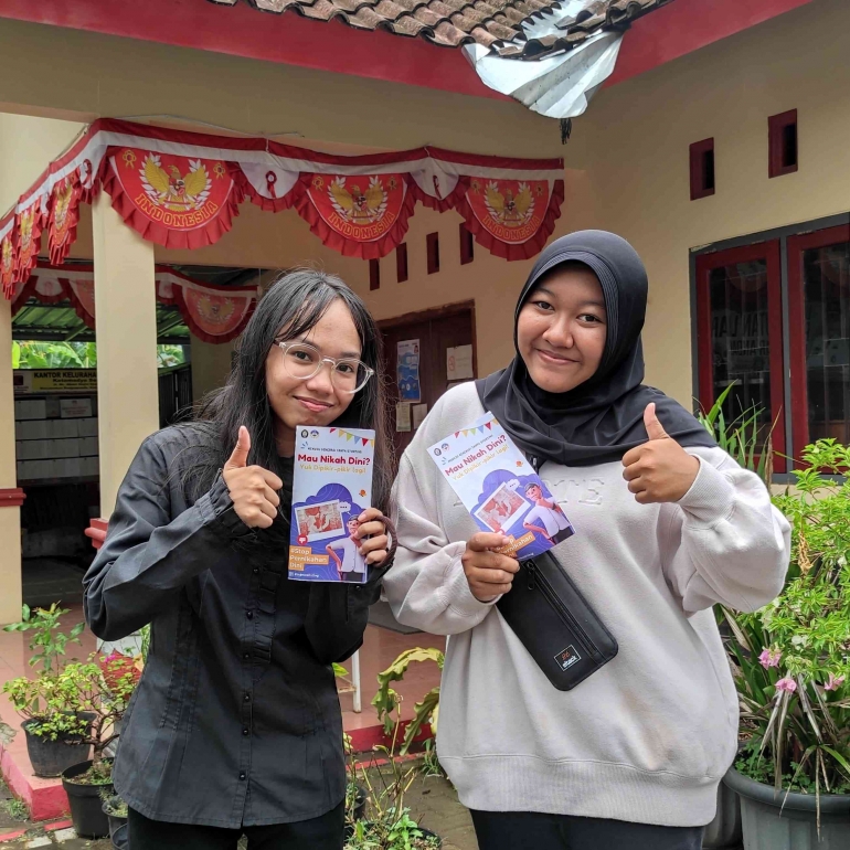 Gambar 3. Penyerahan Leaflet