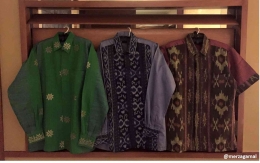 Beberapa baju rancangan Kakek Merza dari Kain Tenunan Riau, Lombok, dan Toraja. Sumber gambar: Koleksi Pribadi Merza Gamal