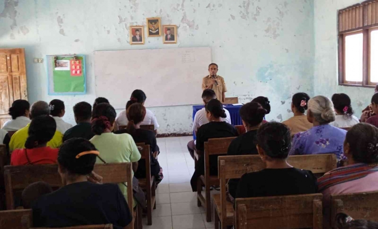 KS berbicara di depan orang tua murid; foto dokpri Roni Bani