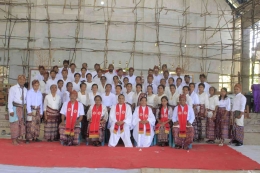 Para Penatua, Diaken dan Pengajar (2024-2027), foto bersama dengan dua pendeta Foto: Sekr.MJ Pniel Tefneno Koro'oto