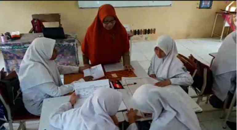 suasana diskusi kelas antar kelompok di SMAN 5 Banda Aceh sumber gambar dokpri rini wulandari
