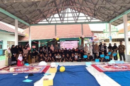 Siswa SMP Islam Nurul Karomah  Kota Sukabumi mengabadikan momen gelar karya/dokpri