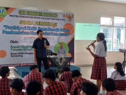 (I Gusti Nyoman Yonathan Wiradi, S.H., M.Kn sedang melakukan pembelajaran interaktif dengan salah satu peserta ceramah - Dokumen Pribadi)