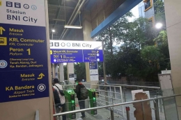 Pintu masuk Stasiun KRL BNI City (foto: widikurniawan)